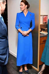 Vestido formal azul real con cuello en V de Kate Middleton